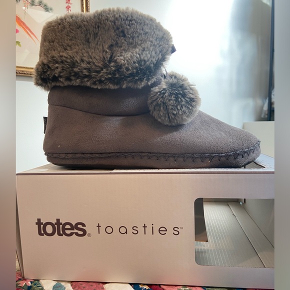 Grey fuzzy bootie slippers NIB - Picture 5 of 12